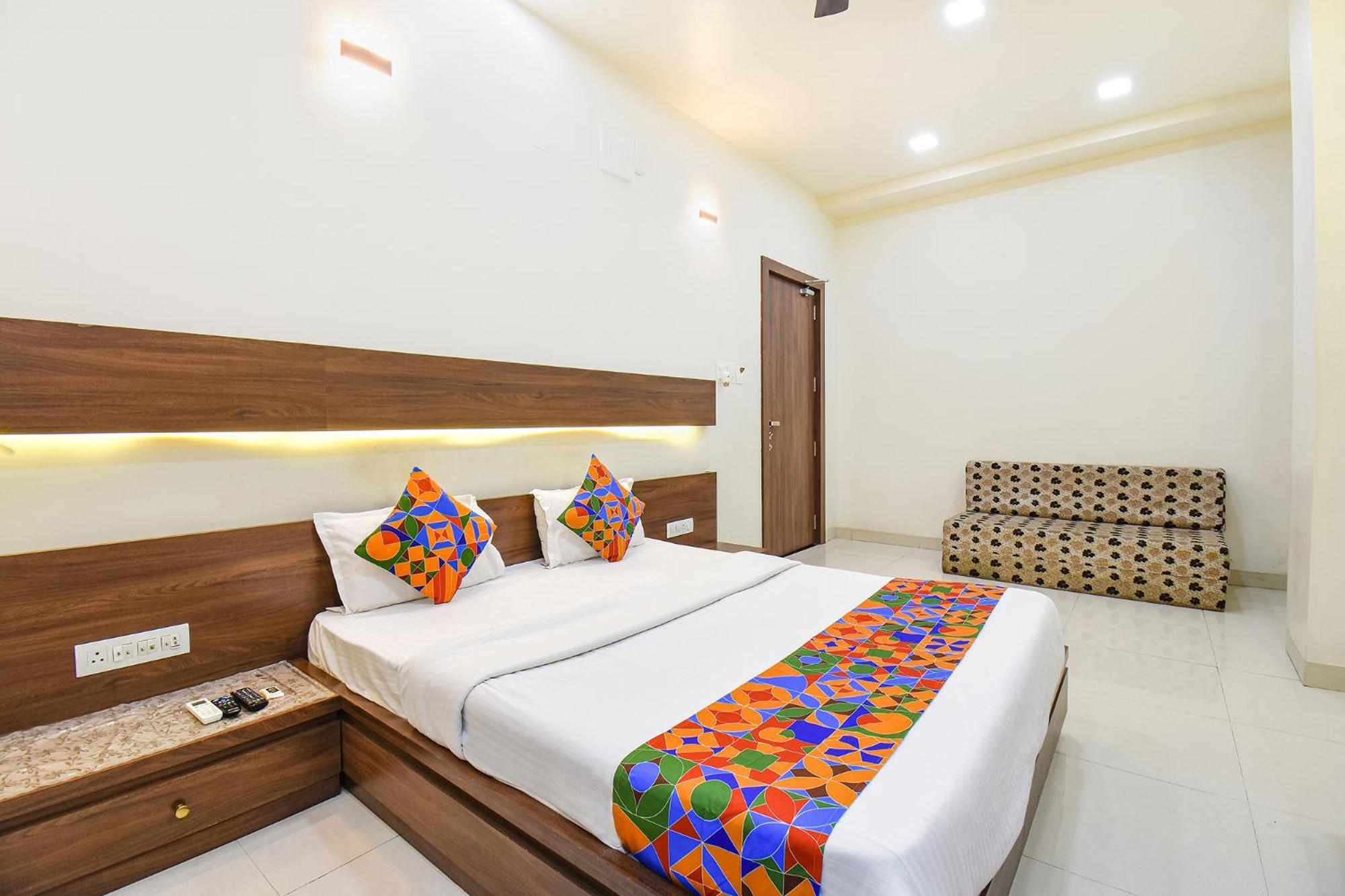Fabhotel Royal Suits - Nr Mahadji Shinde Chhatri Mundhwa Bagian luar foto