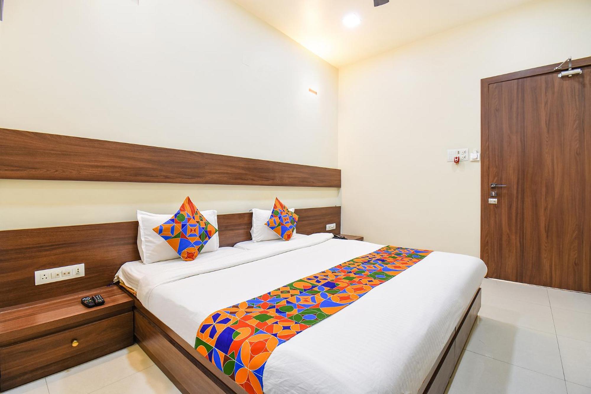 Fabhotel Royal Suits - Nr Mahadji Shinde Chhatri Mundhwa Bagian luar foto