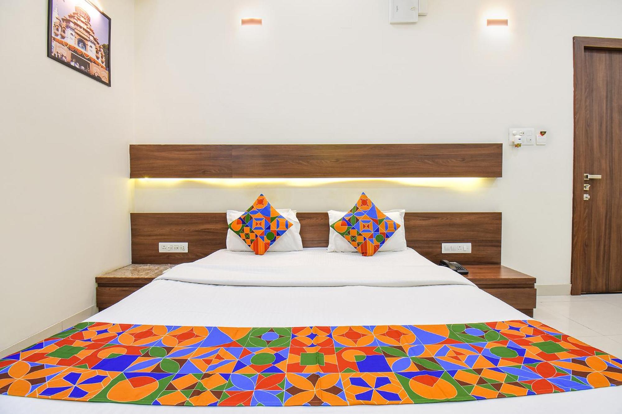 Fabhotel Royal Suits - Nr Mahadji Shinde Chhatri Mundhwa Bagian luar foto